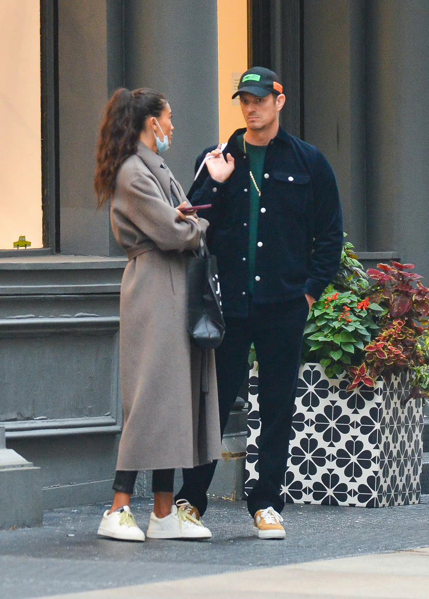 MRKinnamanTH's tweet photo. ย้อนหลังวันที่ 14 ตุลาคม 2021 #JoelKinnaman พร้อมด้วย #KellyGale ออกมาซื้อของกันในนิวยอร์ก https://t.co/xuCcHj64u5