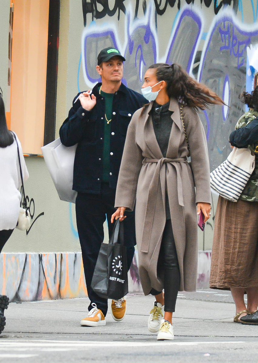 MRKinnamanTH's tweet photo. ย้อนหลังวันที่ 14 ตุลาคม 2021 #JoelKinnaman พร้อมด้วย #KellyGale ออกมาซื้อของกันในนิวยอร์ก https://t.co/xuCcHj64u5