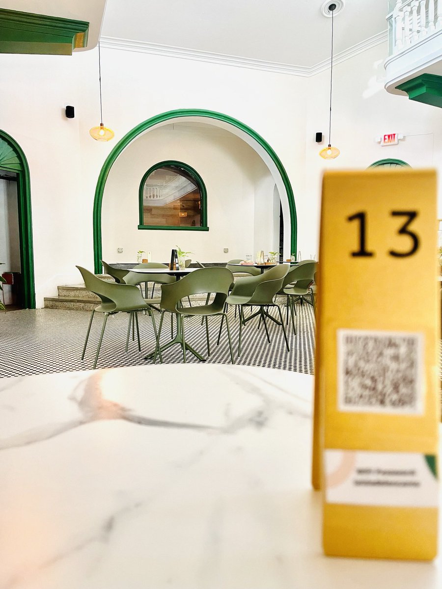 AnielBigio's tweet image. La industria gastronómica se reinventa. En La isla -Santurce- no hay meseros; llegas, escoges mesa, escaneas el código, ordenas, pagas y te sirven. Además, son un establecimiento consciente, pues no generan basura. Abiertos de 9 a 3 martes a domingo y el café es rico. 💚