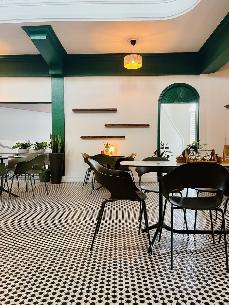 AnielBigio's tweet image. La industria gastronómica se reinventa. En La isla -Santurce- no hay meseros; llegas, escoges mesa, escaneas el código, ordenas, pagas y te sirven. Además, son un establecimiento consciente, pues no generan basura. Abiertos de 9 a 3 martes a domingo y el café es rico. 💚