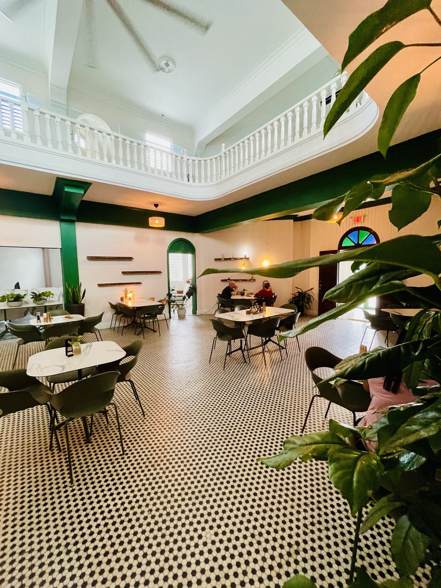 AnielBigio's tweet image. La industria gastronómica se reinventa. En La isla -Santurce- no hay meseros; llegas, escoges mesa, escaneas el código, ordenas, pagas y te sirven. Además, son un establecimiento consciente, pues no generan basura. Abiertos de 9 a 3 martes a domingo y el café es rico. 💚