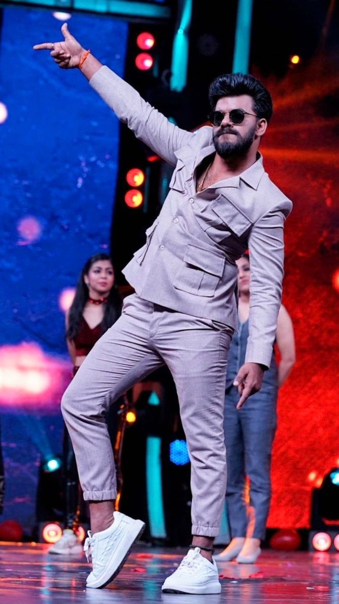 S_Sudheer_FC's tweet photo. 𝗞𝗜𝗡𝗚 𝗢𝗙 𝗧𝗘𝗟𝗘𝗩𝗜𝗦𝗜𝗢𝗡 😎
𝐓𝐞𝐥𝐢𝐯𝐢𝐬𝐨𝐧 ⚡ 🌟 @SudheerAnand ❤️
#MultiTalentedStar #SudigaliSudheer
#TelevisionPOWERSTAR ❣️ https://t.co/rWHFQm3FhR