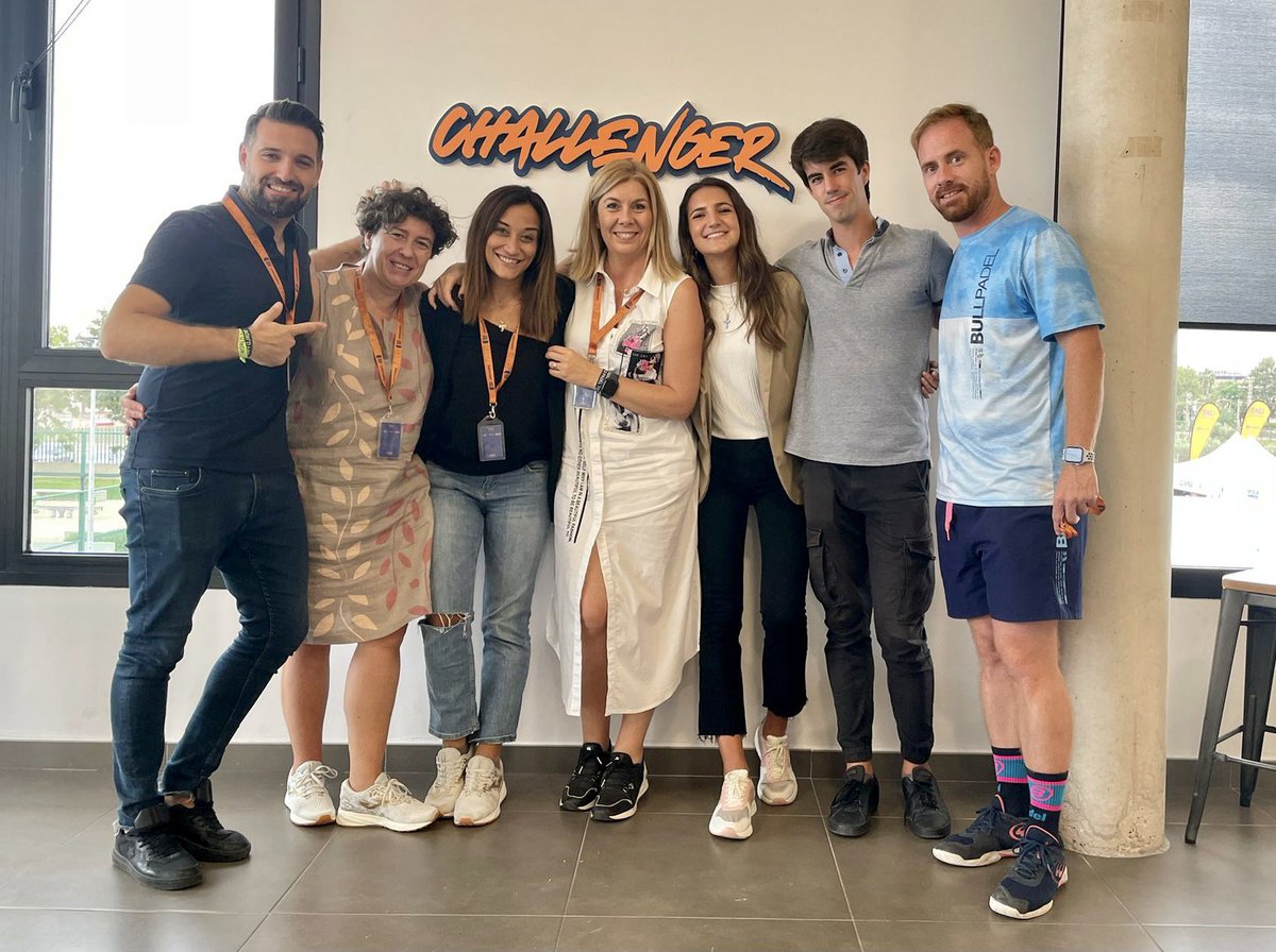 E_QUI_PA_ZO 

Gracias por dejarme compartir estos meses intensos de trabajo EQUIPO. Sin cada uno de vosotros/as no hubiera sido posible. 

Gracias por las risas, los lloros, los nervios, los abrazos, las sonrisas, la entrega y la felicidad de compartir TODO JUNTOS.

GRACIAS🧡