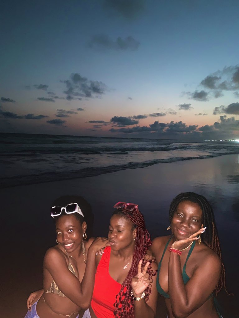 TheQuaysonn's tweet photo. Gonna tell my kids this was destiny’s child 😂❤️ https://t.co/E65fcLn99f