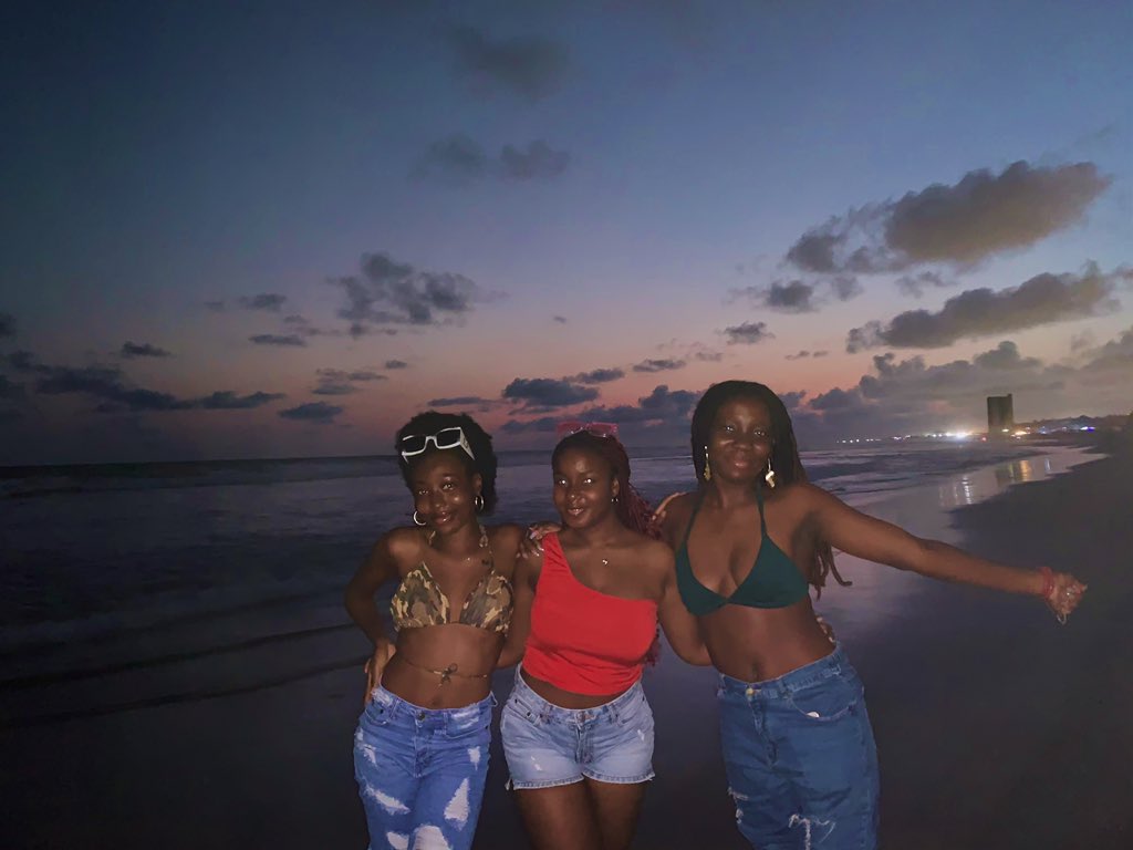 TheQuaysonn's tweet photo. Gonna tell my kids this was destiny’s child 😂❤️ https://t.co/E65fcLn99f