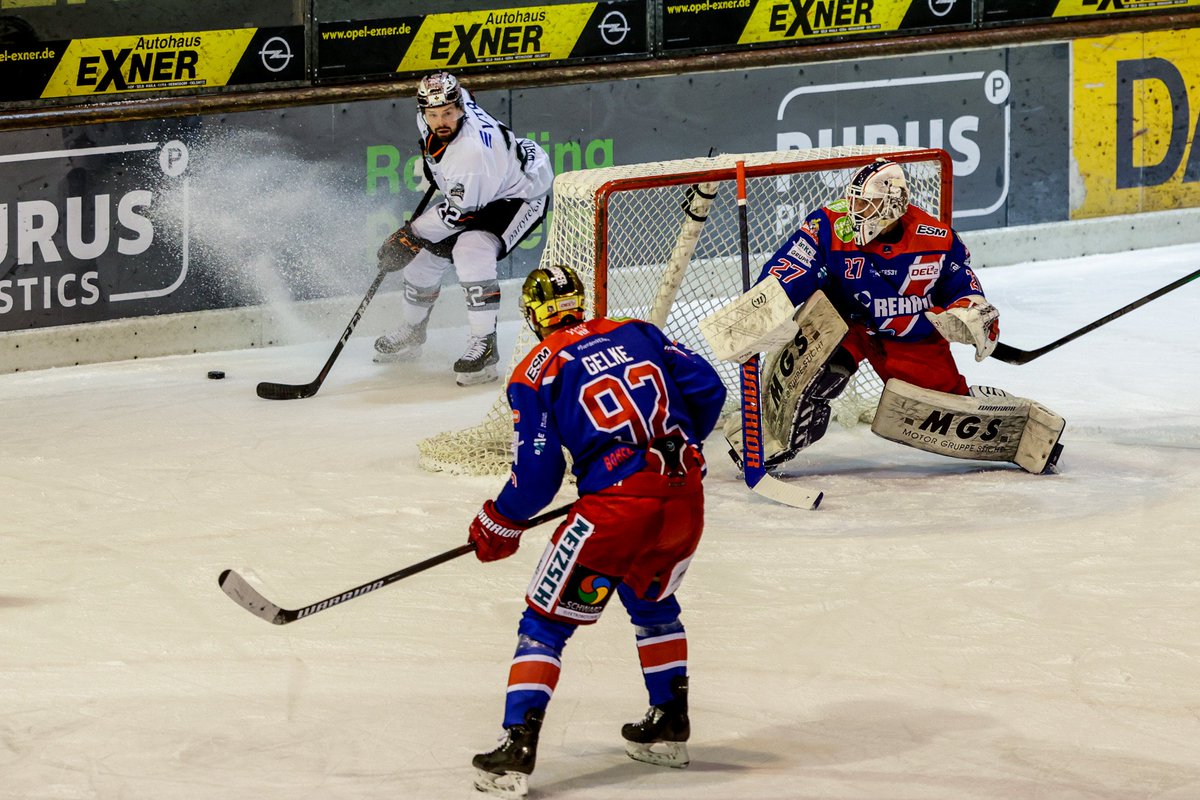 loewenfrankfurt's tweet photo. Wir starten ins letzte Drittel....
Copyright by PuckpixbySteph 
#SELFRA 1:3 #bembelhockey #gemeinsambruellen https://t.co/piQRMkytAq