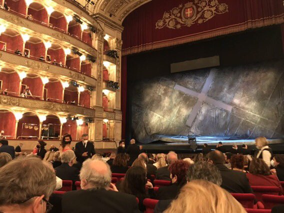 Per la première di #giovannadarco pubblico delle grandi occasioni a Teatro pieno <a href="/OperaRoma/">Opera di Roma</a>