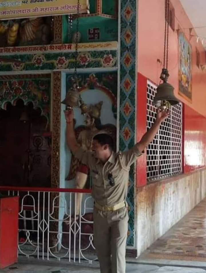 shalabhmani's tweet photo. ईदगाह से सटे ललितपुर के श्री तुवन हनुमानजी मंदिर की ये घंटियां नमाज़ के दौरान हवा से भी न बज जाएं, इसके लिए बक़ायदा पुलिस फ़ोर्स लगाई जाती थी।

तस्वीरें सपा सरकार की हैं। 2017 से पूर्व ये स्थिति उत्तर प्रदेश के हर उस मंदिर की थी जिसके करीब कोई मस्जिद थी। https://t.co/3N4VjzZkUJ