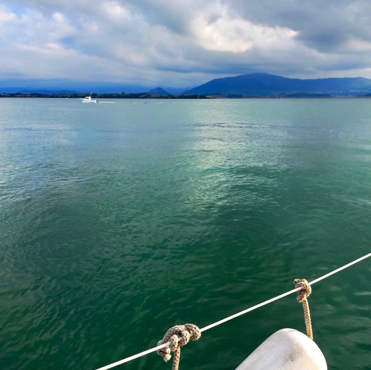 ConoceCantabri's tweet photo. Bay of Santander at its very best 💙💚
.
La Bahia de Santander en estado puro 💚💙
Pic: Raquel Pérez
#AtlanticOcean #GulfofBiscay #MarCantábrico #BayofSantander #BahíadeSantander #Cantabria #Santander #Spain #GreenSpain #NorthernSpain #AtlanticSpain https://t.co/lhU4s03s2T