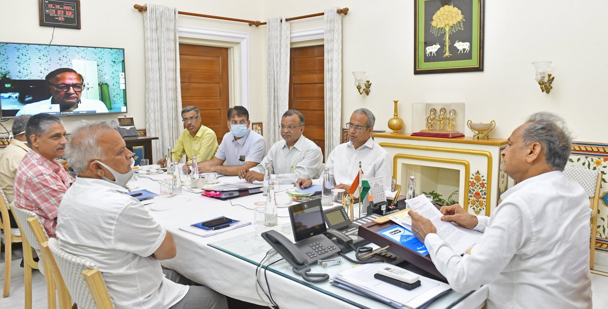 निवास पर आयोजित बैठक में प्रदेश में विद्युत आपूर्ति की स्थिति की समीक्षा करते हुए अधिकारियों को कहा कि आगामी त्यौहारी सीजन को देखते हुए प्रदेश में बिजली आपूर्ति सुचारू बनाए रखें एवं कोयले की पर्याप्त आपूर्ति सुनिश्चित करने के लिए केन्द्र सरकार से लगातार समन्वय स्थापित करें।
1/2