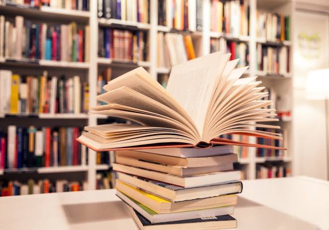 Kitap Okumak...

Tek başına saatlerce kitapçıda dolaşmak... Kitap kapaklarını incelemek... Arka kapak yazısını okumak... Biraz kitapçıda okuma yapmak... Az bilinen efsane psikolojik tedavi yöntemlerinden biridir; aşırı rahatlatıcı bir olay. İnsanı dinginleştir, kendine getirir.