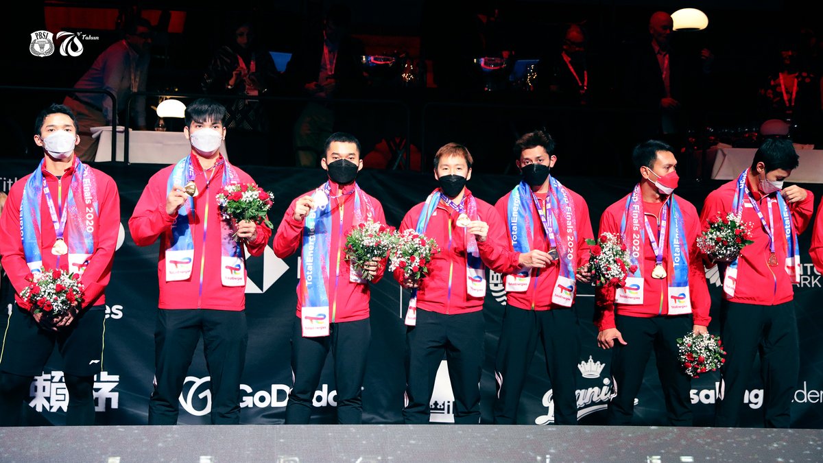 INABadminton's tweet photo. Rasa bangga yang tak terlukiskan! Perjuangan kami, kerja keras kami dan penantian panjang kami, terbayar sudah. Selamat datang kembali ke Indonesia wahai Piala Thomas. 🇲🇨🇲🇨🇲🇨

#BadmintonIndonesia #TUC2020 #ThomasCup #ThomasCup2020 #FinalThomasCup https://t.co/2TwOMX2MqK