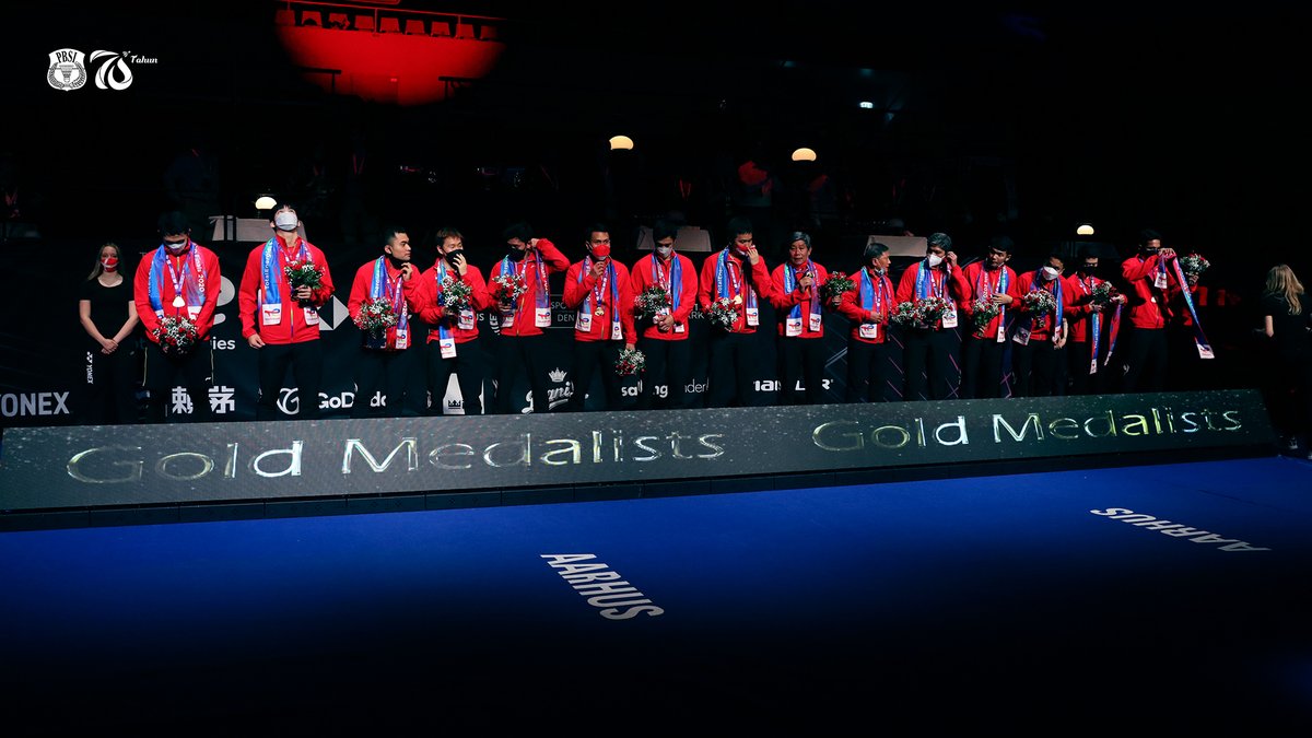 INABadminton's tweet photo. Rasa bangga yang tak terlukiskan! Perjuangan kami, kerja keras kami dan penantian panjang kami, terbayar sudah. Selamat datang kembali ke Indonesia wahai Piala Thomas. 🇲🇨🇲🇨🇲🇨

#BadmintonIndonesia #TUC2020 #ThomasCup #ThomasCup2020 #FinalThomasCup https://t.co/2TwOMX2MqK