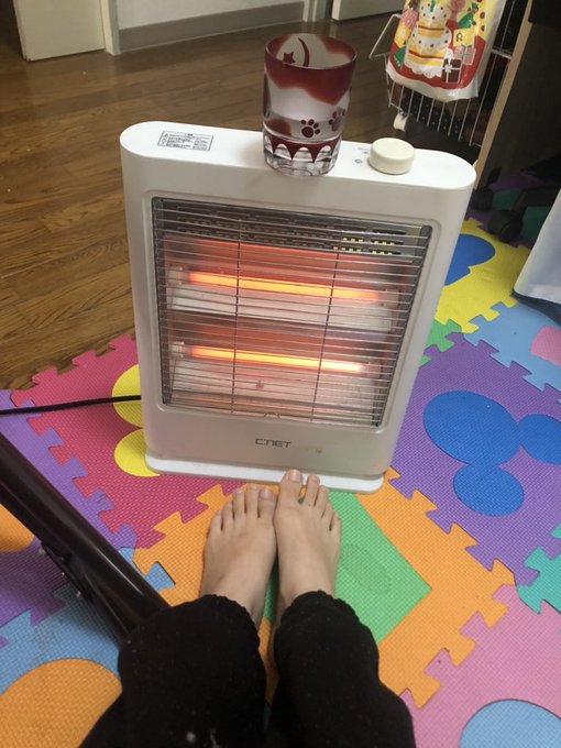 さむすぎぃ&hellip;  ストーブあたって白湯のんでる https://t.co/X1rec2cegm