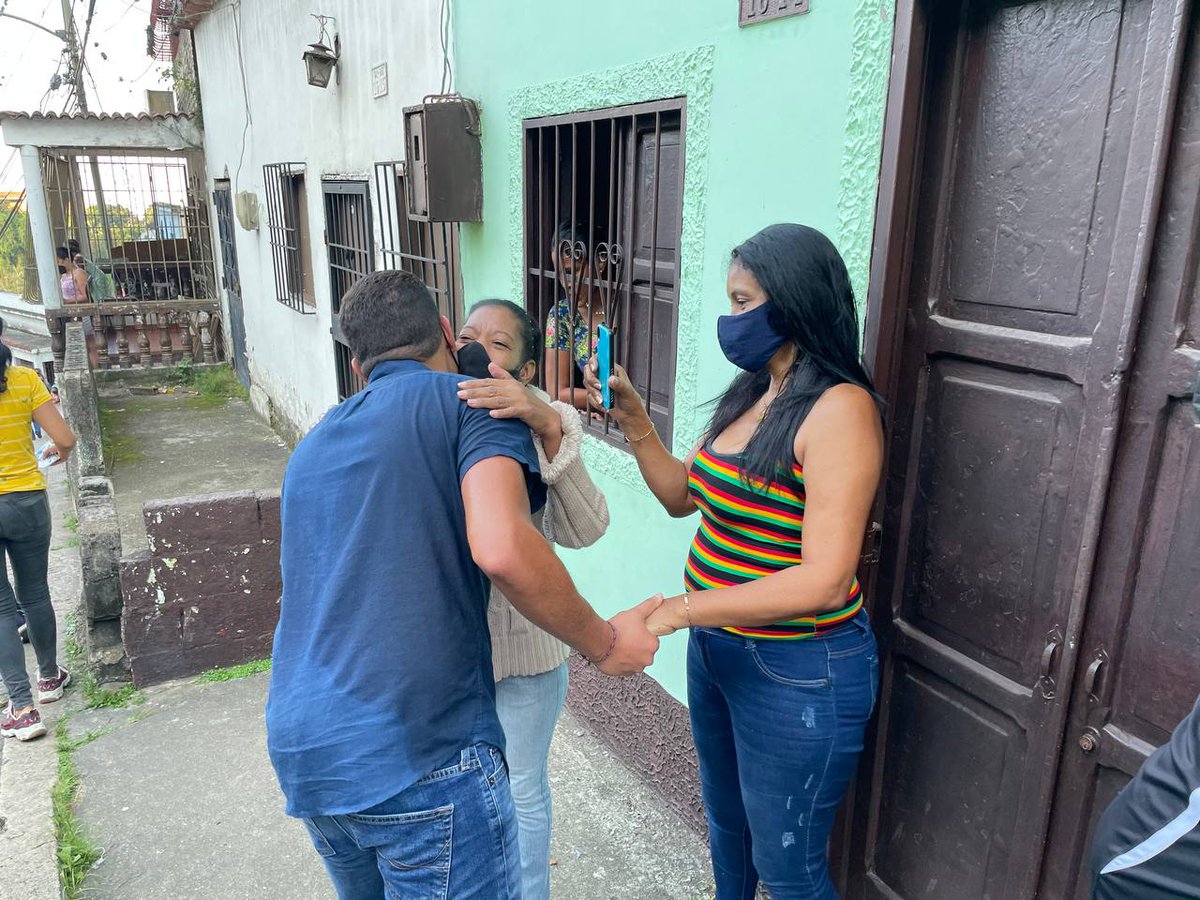 joseolivaresm's tweet photo. Terminamos nuestro recorrido en #ElPardillo. ¡Vamos pa’ esa! Pa’ las soluciones, a construir y trabajar juntos en los problemas de Vargas. La acción y unión de todos es lo que nos va a permitir avanzar, esto no es un trabajo de uno, ¡es de todos! https://t.co/nJP6uR3ZJE