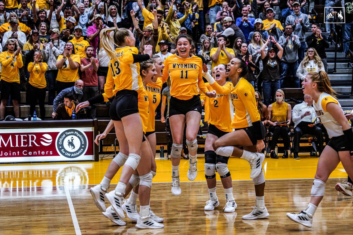 WYO_Volleyball's tweet photo. Back-to-back wins at home equals a WEEKEND SWEEP for the Cowgirls 🤠🧹 https://t.co/hKkZeAvUPg