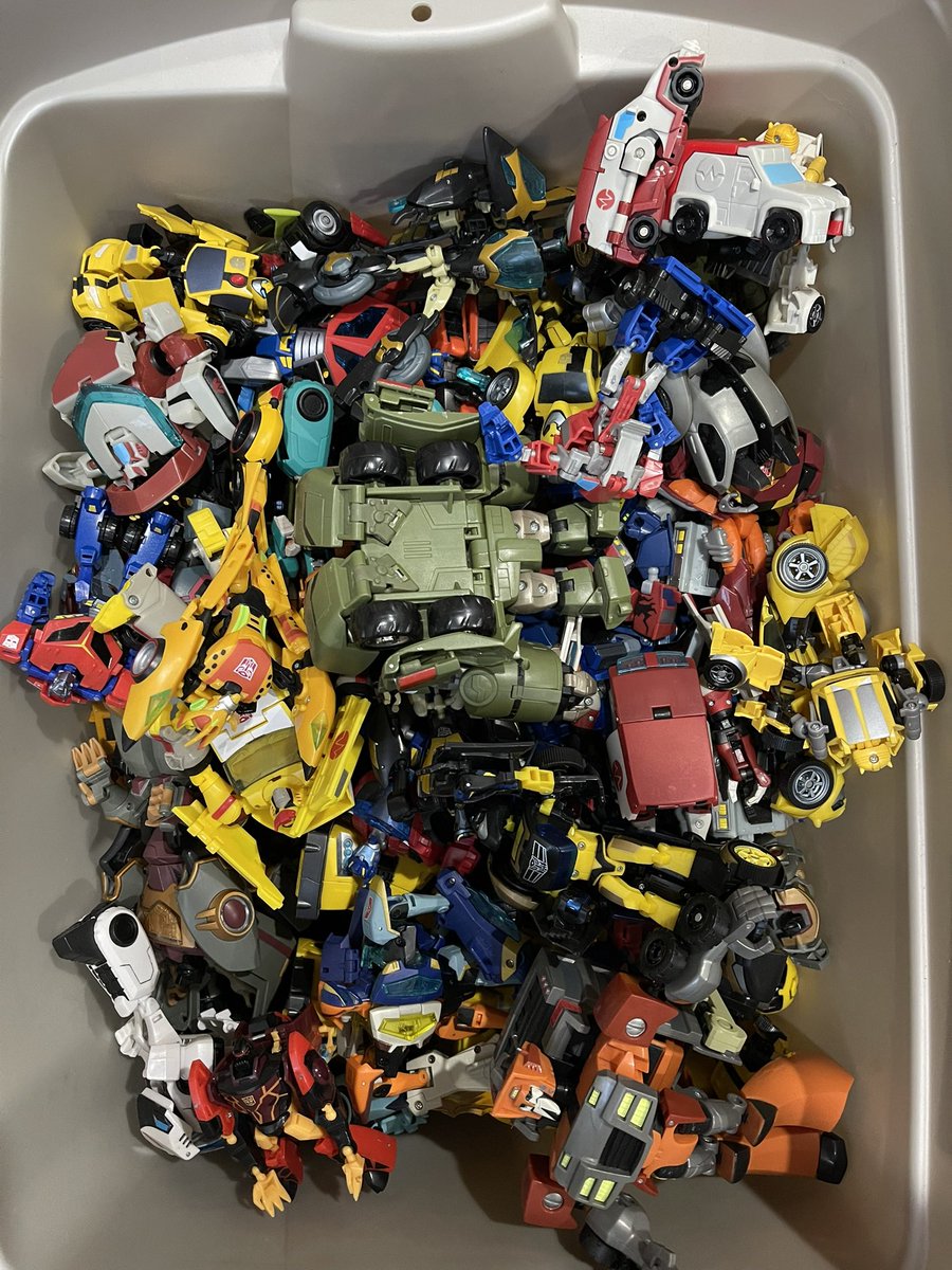 TFU_INFO's tweet photo. Here’s the bin of Transformers: Animated stuff, minus parts bags and the Bumper Battlers. Round 1 of sorting and dusting begins!

#transformers #TransformersAnimated #toyphotography #binlife https://t.co/VdrGm1R3Qd