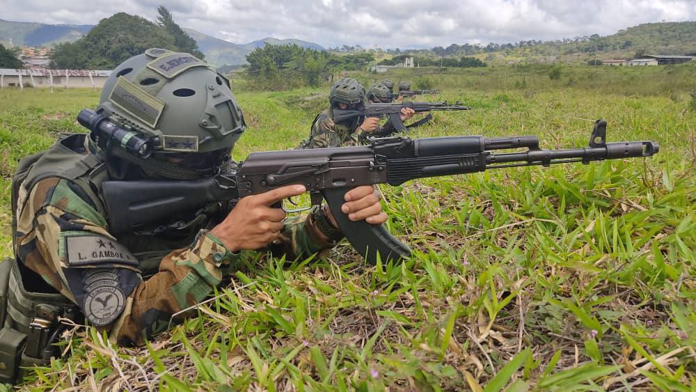dhernandezlarez's tweet image. La #FANB conjuga su voluntad de vencer y el patriotismo con los objetivos históricos de Independencia y Libertad que permitieron el nacimiento y consolidación de la nacionalidad para defender a la Patria y sus instituciones. ¡Independencia o nada! ¡Leales siempre traidores nunca!