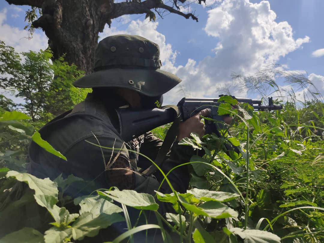 dhernandezlarez's tweet image. La #FANB conjuga su voluntad de vencer y el patriotismo con los objetivos históricos de Independencia y Libertad que permitieron el nacimiento y consolidación de la nacionalidad para defender a la Patria y sus instituciones. ¡Independencia o nada! ¡Leales siempre traidores nunca!