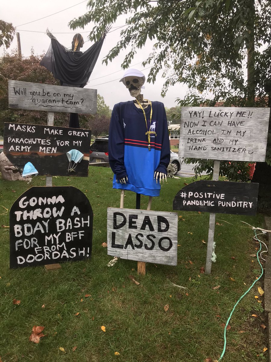 DingoPrincess1's tweet photo. @TedLasso do you like my Halloween decorations in NJ? #DeadLasso 🎃 #positivepandemicpunditry https://t.co/BAjBDVA5Pv