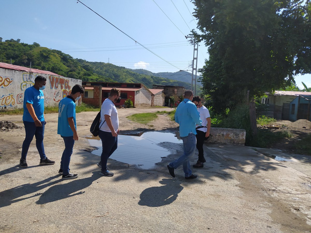 VenteJovenArag's tweet photo. Seguimos recorriendo las calles de nuestro estado. Junto a @Jhonny326Lara, coord de asoc Ciudadanas de @VenteAragua estuvimos en la comunidad de San Joaquín conociendo la realidad de los ciudadanos de este sector que viven entre huecos y faltas de servicio eléctrico. https://t.co/JCDdqGfmoa