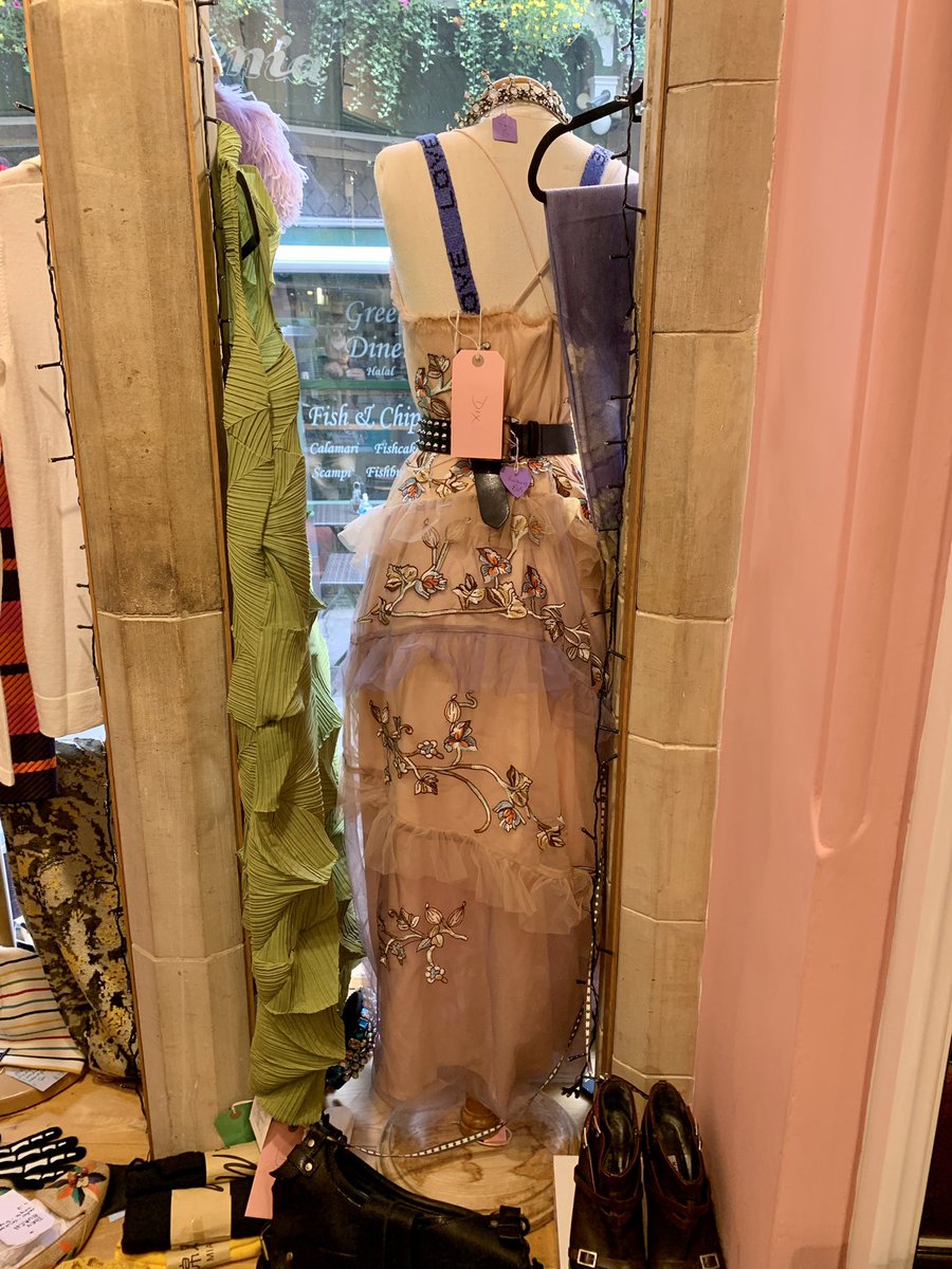 RetroCambridge's tweet photo. 16 #RoseCrescent really is a veritable #treasuretrove @FantasiaRoseCre  #shopindy #supportlocal #FantasiaRoseCrescent 🌹🌙#RoseQuarter #Cambridge https://t.co/sMbr5KJ5Qt