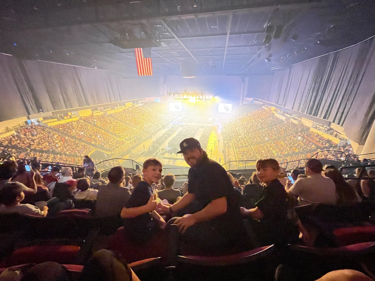 JeremyCave's tweet photo. Chilln’ with my boys &amp; DudePerfect #DudePerfectTour Tyler for the BossierCity WIN is our vote! https://t.co/rTCtge6dRZ