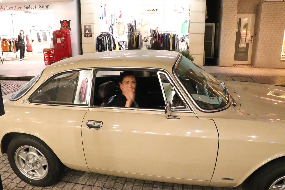 cocciorino's tweet photo. 週末は仕事仲間である友人参加するクルマイベント続きだったのだ。クラシックカーにちょぼん座らせてもらい古の故郷イタリアを想い、トレーラーで土鍋コッチョリーノ販売&amp;土鍋調理を夢みてる図。これで全国土鍋の旅に出たい。自慢の友人の優れた仕事です。

#roomette 
https://t.co/uPwe5Tq42H https://t.co/kzSakMJJml