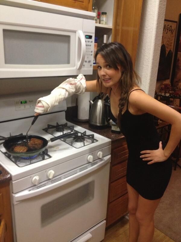 JoWiIsonRPG's tweet image. ______ ______ ______ ______ ______
    ← ⚪   𝗝oWılson ⠇                         
              ⁵ ᵐⁱⁿᵘᵗᵉˢ ᵃᵍᵒ

Preparando um jantarzinho para o @drravery, @deIucaz e @apriIIkeps.