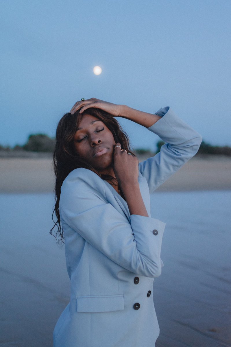 MattyRousseau's tweet photo. Talking to the moon 🌙 
#photography #portraits #shooting https://t.co/UlxzY1vB5K