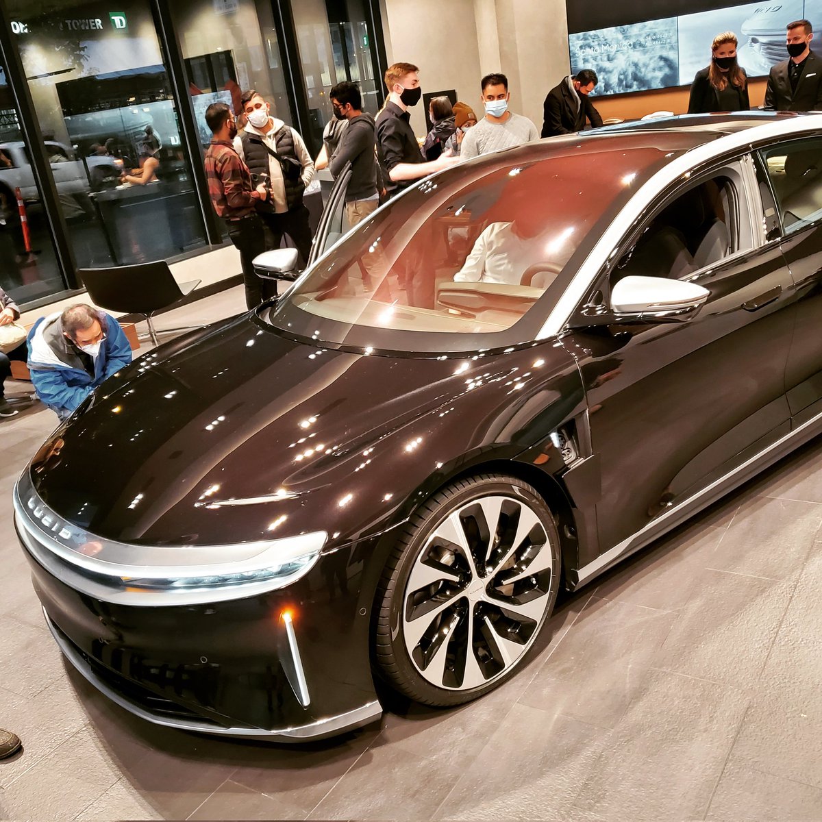 davidlpapp's tweet photo. Lucid Air, 933 horse power, 716 km tested range in traffic. Our children will laugh that once we have put dinosaur juice in our cars
#Lucid #LucidAir #LucidMotors #loloil #ElectricVehicles https://t.co/P3U0JbanHP