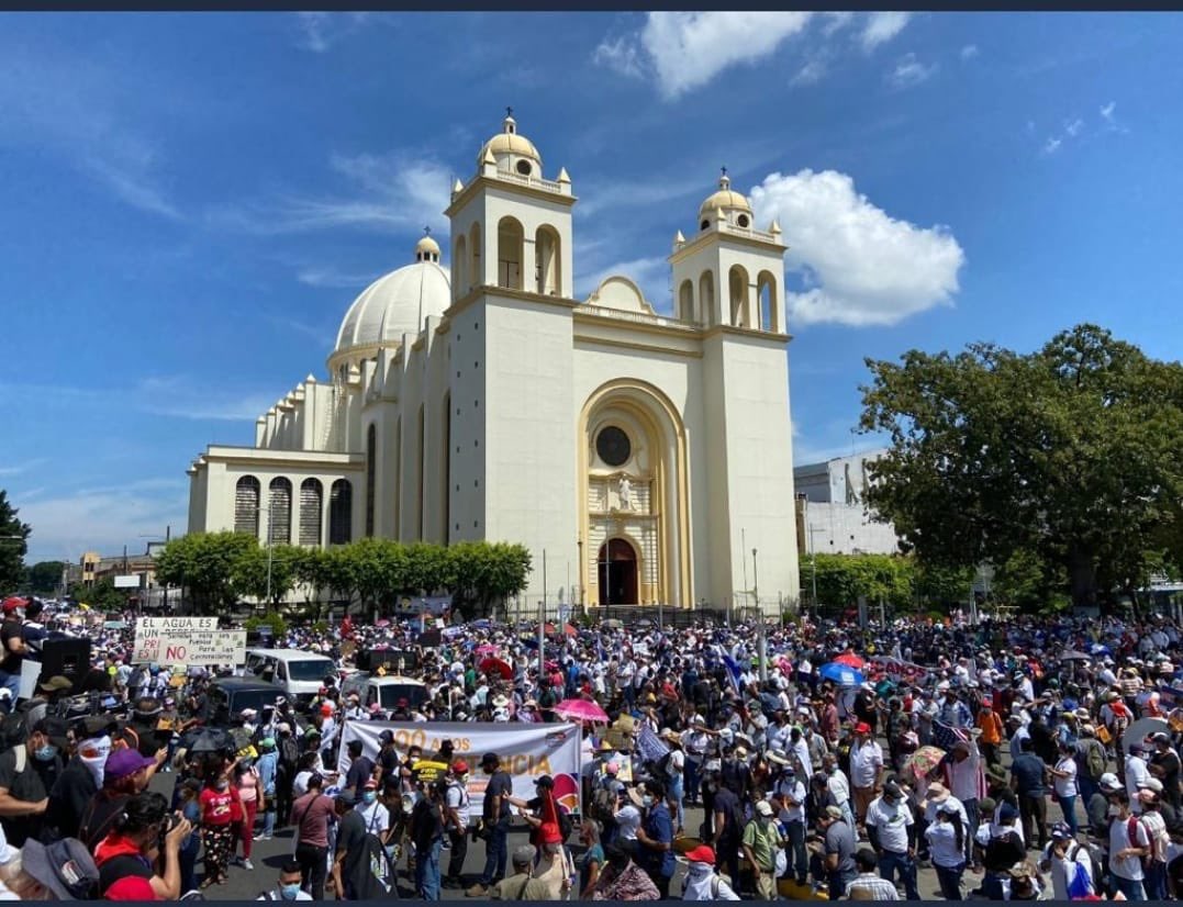 Dictador, seguís violentando los derechos del Pueblo; otra vez mandaste a tu guardia pretoriana para quitar los buses que venían a la marcha y coartar la libertad de la gente que ya se hartó de tu tiranía! Pero hagas lo que hagas, ya tenemos claro, cual es la ruta…