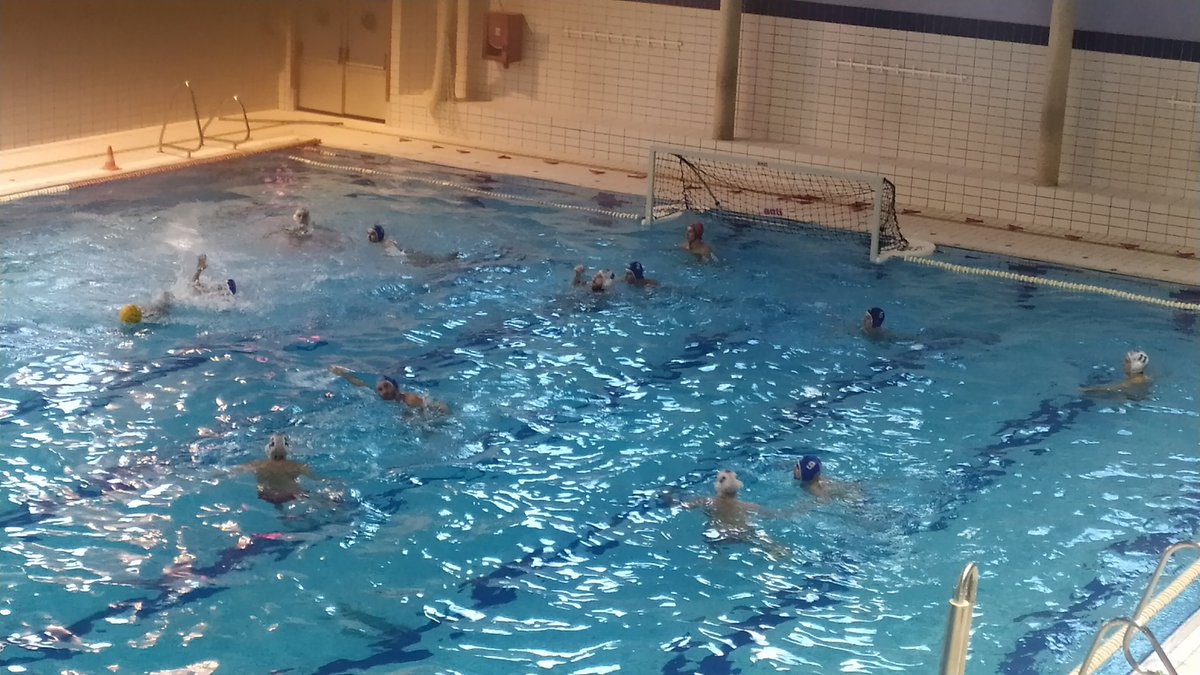 WaterpoloCDR's tweet photo. Buen partido del absoluto masculino contra @Vand03h2o, que consigue hacerse con la victoria por 7-4 en #Rivas. Enhorabuena a nuestros rivales por el partido y a la afición por acompañarnos en el primer partido en casa. #RivasEntrenaValores @AytoRivas @fmn_oficial @radiociguena https://t.co/ShNiBa3SaZ