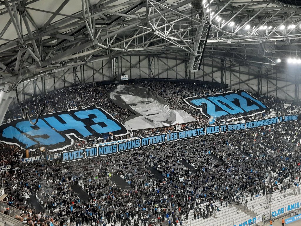 ActuFoot_'s tweet photo. Le Vélodrome rend hommage à Bernard Tapie avec des tifos exceptionnels. 👏

📸 @nblanzat https://t.co/cNbafojjXp