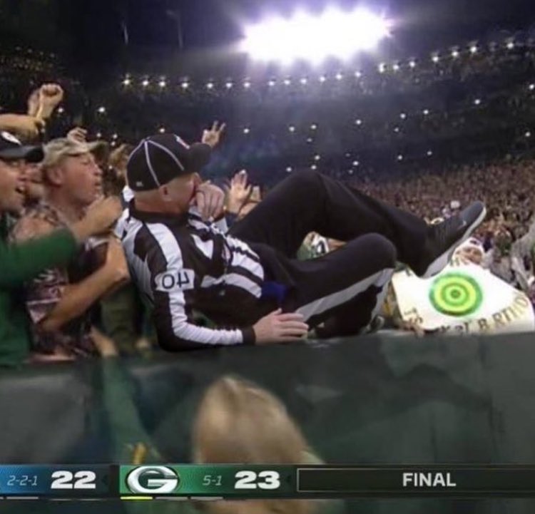 MaxMarkhamNFL's tweet image. Packers: Go offside.
Bears turnover on free play.
Refs:

Packers: Rodgers grabs DL facemask
Bears DL points 👉 
Refs: Taunting
GB TD off the penalty.

Packers: Hit Justin Fields in the head while sliding
Refs:

Bears: Call timeout
Refs: Delay of game
Bears moved from FG range