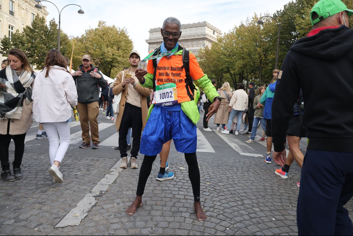 Le Parisien on Twitter: &quot;A 67 ans, Sidy Diallo a couru le 307e marathon de sa vie... et toujours pieds nus #MarathonDeParis ➡ https://t.co/tMwVYAkDd1… https://t.co/A6PpJsd4v7&quot;