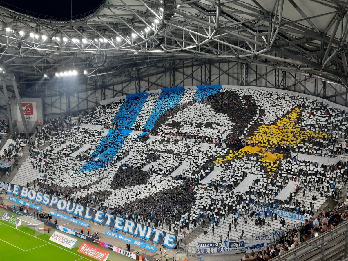 VibesFoot's tweet photo. Très beaux tifos de la part des supporters de l'OM en hommage à Bernard Tapie. 🤍💙

📸 @nblanzat https://t.co/NeIuqaKVGP