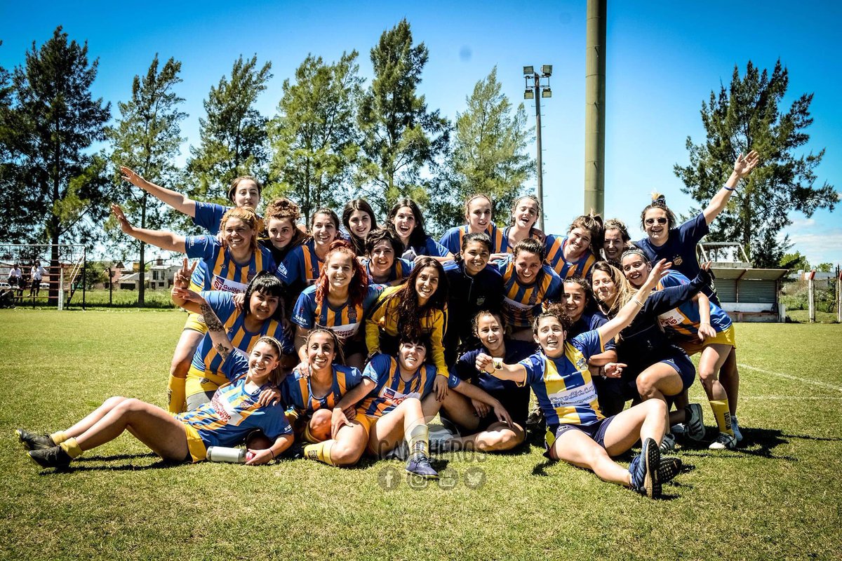 EvertonFutFem's tweet photo. SOMOS CAMPEONAS 🇺🇦🏆

Ayer nos consagramos en Reserva.
Con centro de @SoledadBarrio y gol de @pepi_alm empatamos el partido para forzar los penales, en los que @MacaMoodyBell atajó el 4to de Alianza y @Pachupalazzo_ convirtió el último para dar la vuelta.

VAMOS EVERTON! 💙💛 https://t.co/8SldY6q9O5
