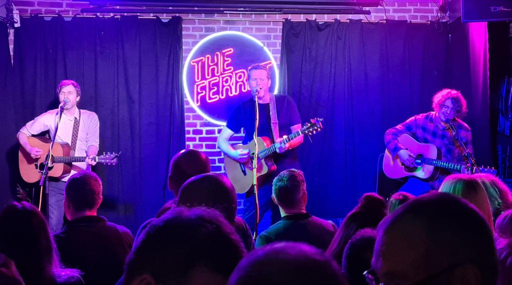 neilcarrick81's tweet photo. Top gig from @mch21stCentury. 90's nostalgia with some great new tunes thrown in. Even got a cheeky pic with @TheQuill. Loved it! https://t.co/uWLJKW7ow3