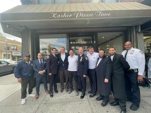 NYPDBklynSouth's tweet photo. Hate crimes have no place in our society and will not be tolerated. 

Today, we met &amp; noshed with Rabbi Beyda &amp; his team at the Yeshiva of Flatbush, elected officials &amp; community members to re-assure them of our commitment to the safety of all NYers. https://t.co/z2VUQoeiia