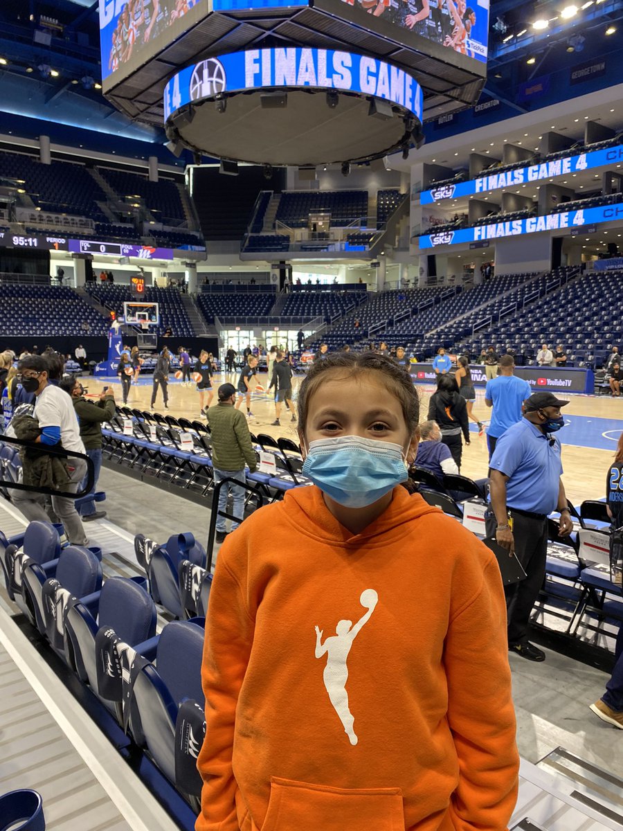 Feli_Furtado's tweet photo. First professional basketball game. #GoSky #ChicagoSky #WNBA https://t.co/EIuIEaDy0h