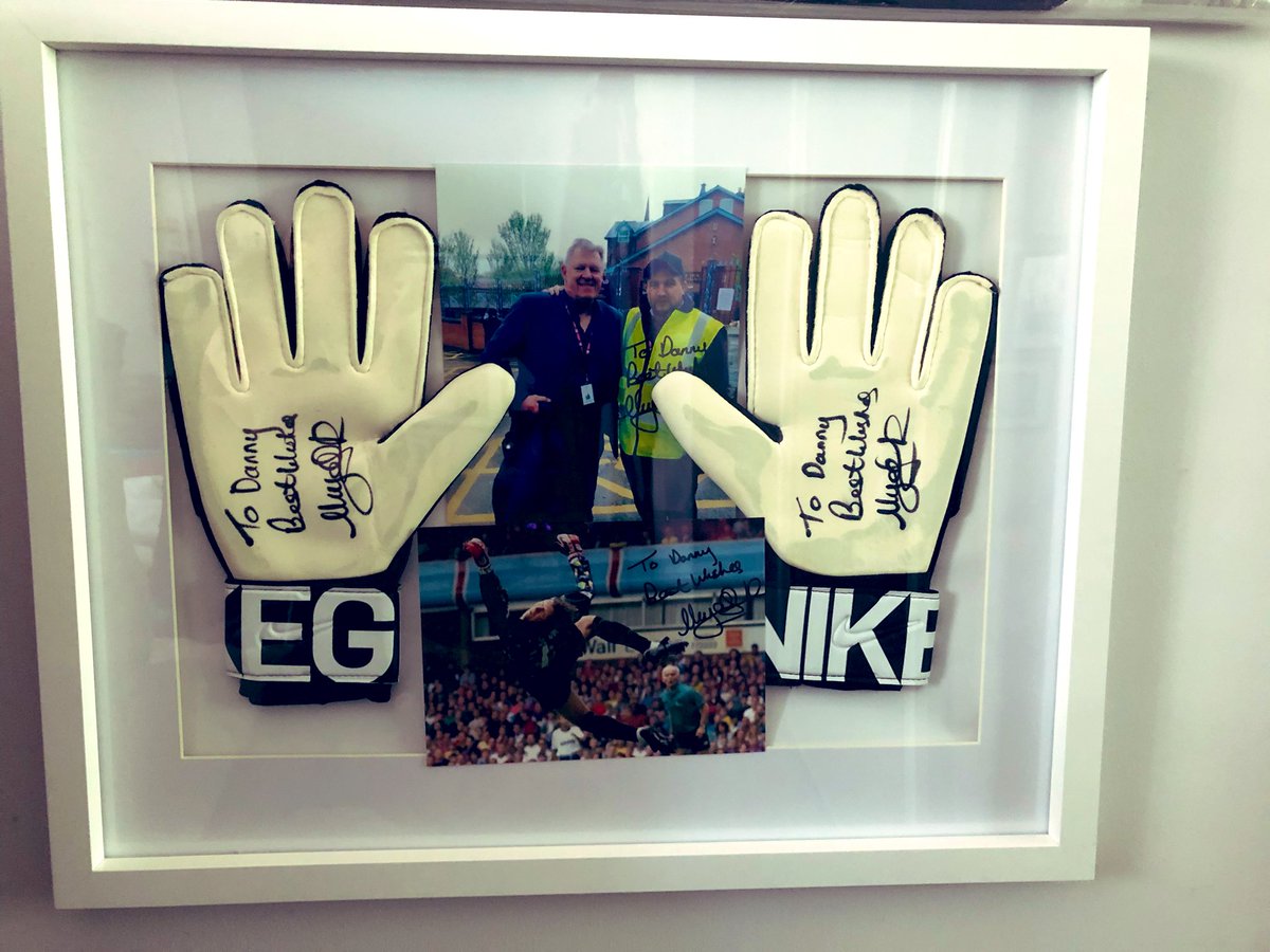 dannyavfcdraper's tweet photo. Thanks for taking the time to sign my gloves @nigel_spink such a great guy and a Villa legend! UTV https://t.co/eplxNxCeYx