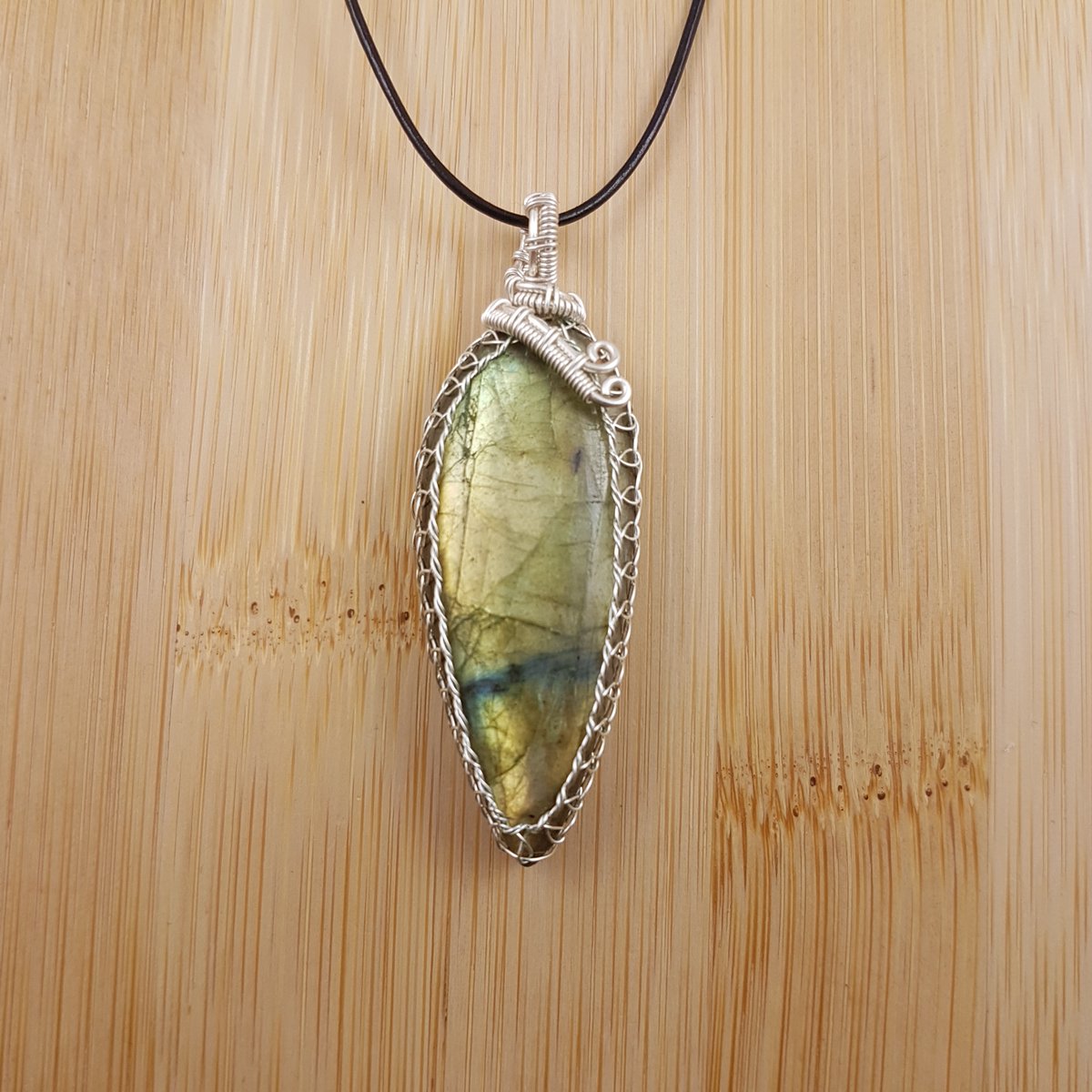 OiShinyThings's tweet image. One shard of faeriegold, looking for a home. Guaranteed not to turn into leaves at sunrise.
etsy.com/uk/listing/108…
#MagicOnTheGo #IndieGifts