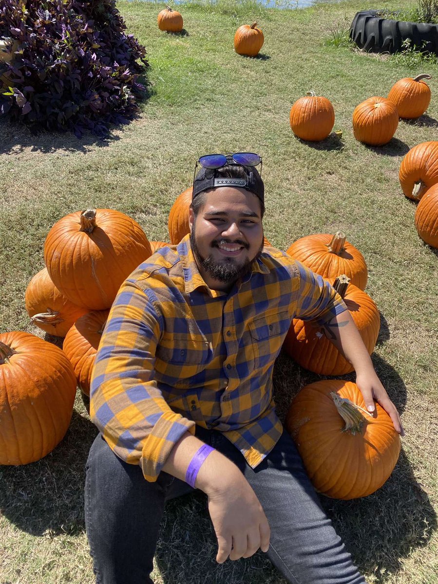 NanoGee13's tweet photo. Pumpkin patch was a success 🎃🎃 https://t.co/WJZlx1ZGDp