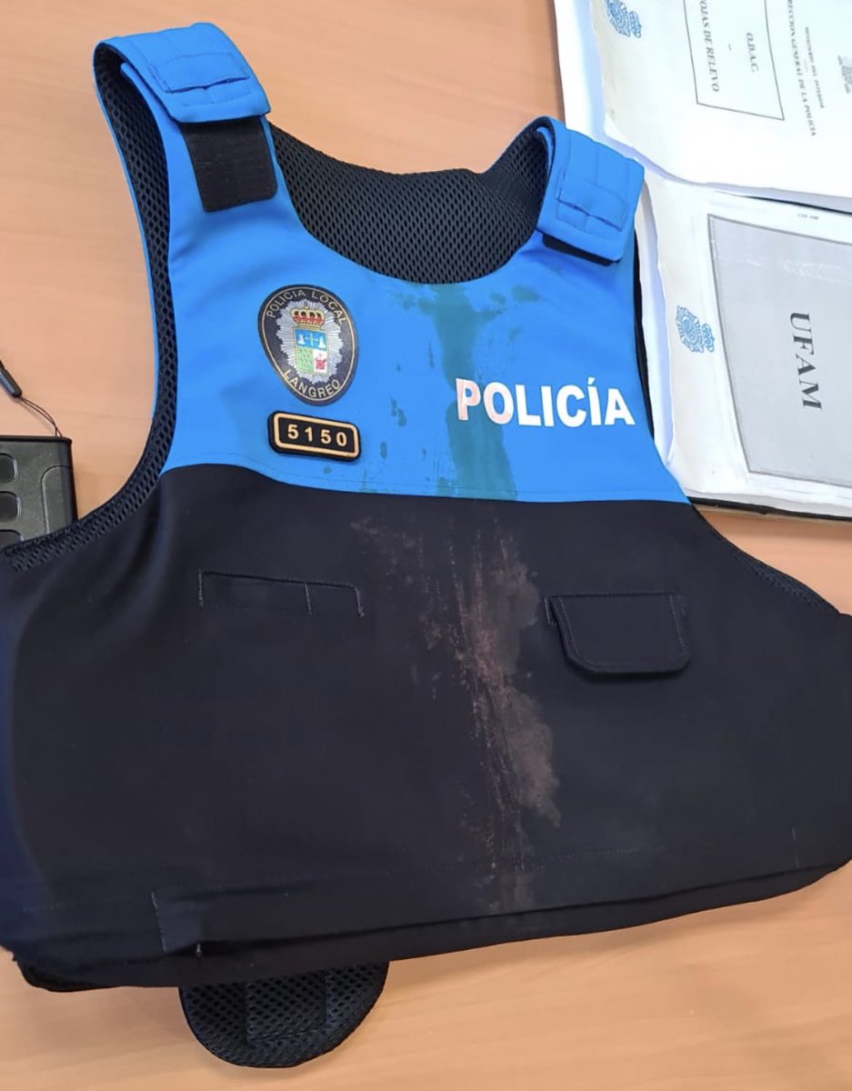 PoliciaGijon's tweet photo. Deseamos una pronta recuperación al Policía Local de Langreo que fue atacado con arma blanca, salvó la vida gracias al chaleco del uniforme. Mucho ánimo para el y su familia. https://t.co/UPlhUsvdoj