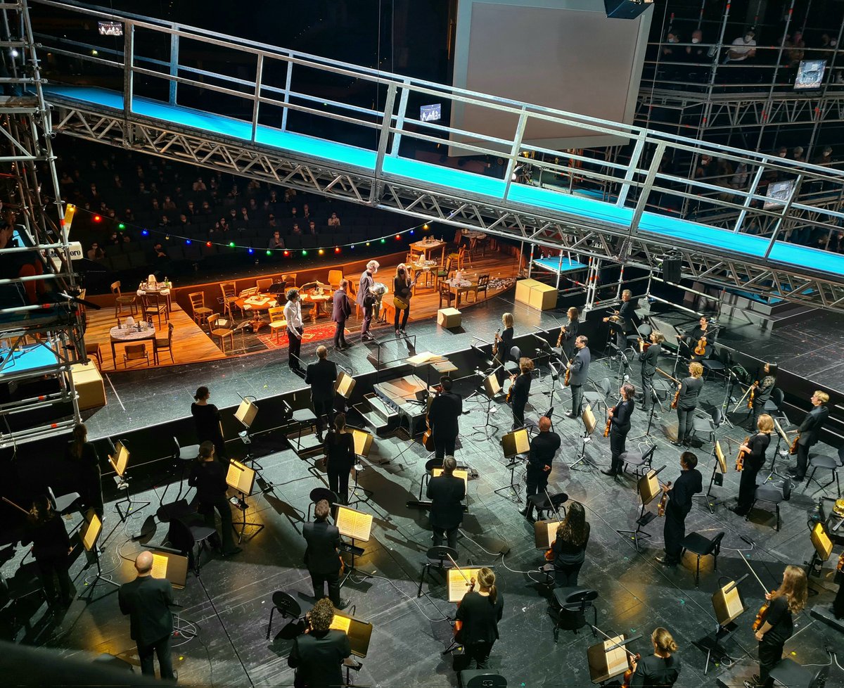 Opernjunkie's tweet photo. #FlorianLutz gelingt mit einem aktualisierten, politisch perfiden #Wozzeck ein "herrlich" beklemmender Abend, für berauschende Momente sorgt das noch nie bei #AlbanBerg so intensiv und existentiell durchschlagend erlebte Orchester unter GMD #FrancescoAngelico! #CurtainCall https://t.co/rLrpKBNi6E