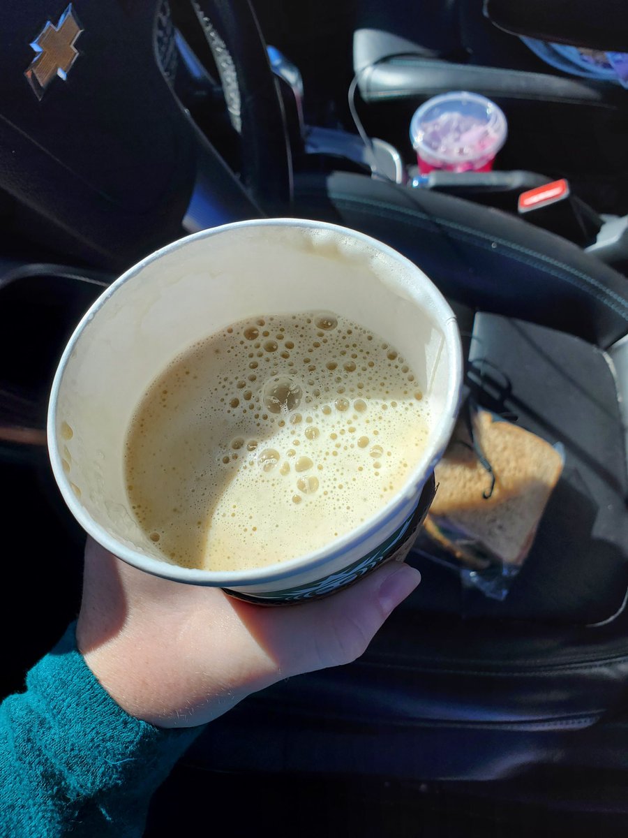 gingersnap425's tweet photo. Hey @Starbucks how in the world is this a venti?? Haven't even taken a sip and 1/4th of my coffee is gone already. I know we have supply problems but damn! https://t.co/l3UptCiJxf