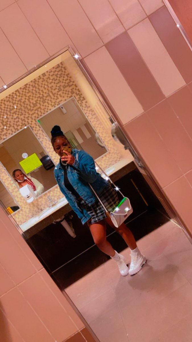 BritSyriah's tweet photo. It’s the pretty stranger on the back for me 😂💕 https://t.co/3cHXO5s05s