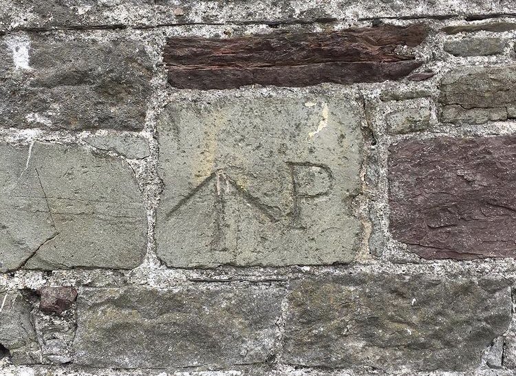 @WorkInHeritage A Sapper’s Mark; Marc an tSapair. In West Kerry they’re called ‘Cois Circe,’ hens feet or crows feet. This one is on Railway St. in Cork.