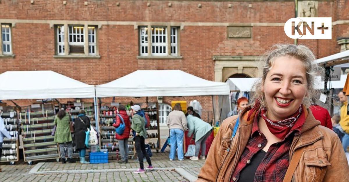 kn_online's tweet photo. Selber #nähen ist schöner als kaufen: Rund 100 Stände mit Stoffen und Nähzubehör gab es am Wochenende auf dem Deutsch-Holländischen #Stoffmarkt auf dem Rathausplatz in #Kiel. https://t.co/D3PzEcndoB https://t.co/TgxrDJ58gm